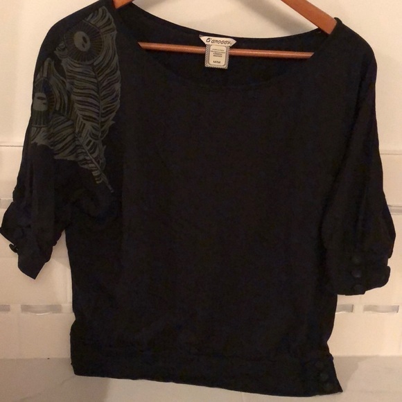 Groggy black t-shirt with feather print. - Picture 1 of 7